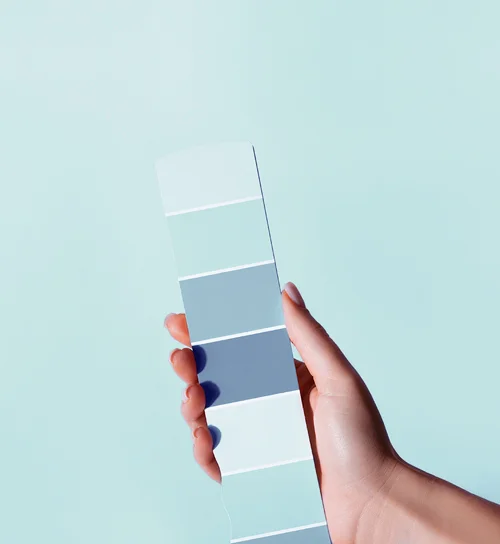 Palette de couleurs en main, reflétant la personnalisation des produits NATU Laboratories pour parfums et diffuseurs